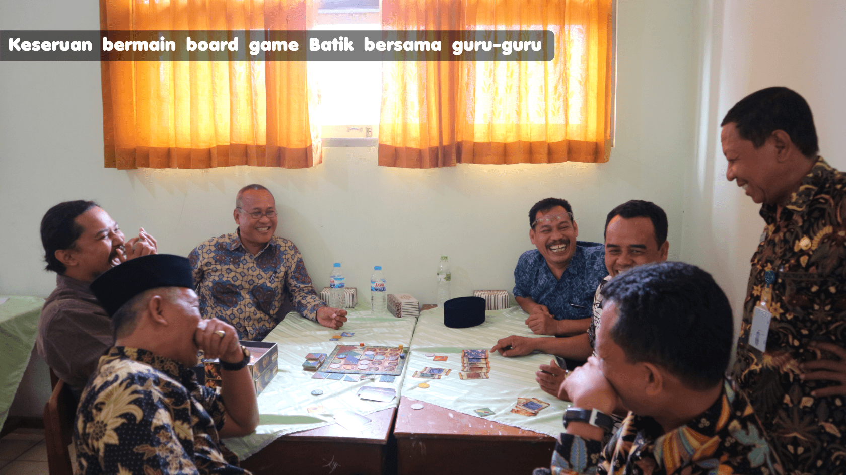 Foto : Keseruan bermain board game Tim Playday.ID dan guru-guru