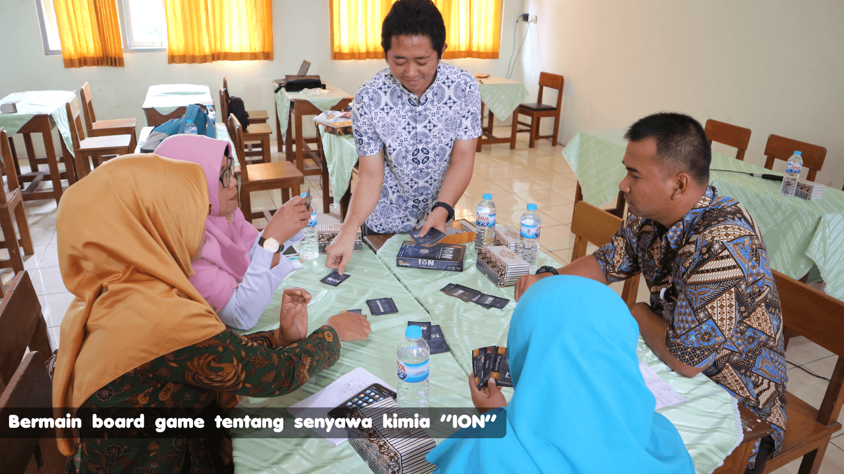 Foto : Bermain board game tentang senyawa 